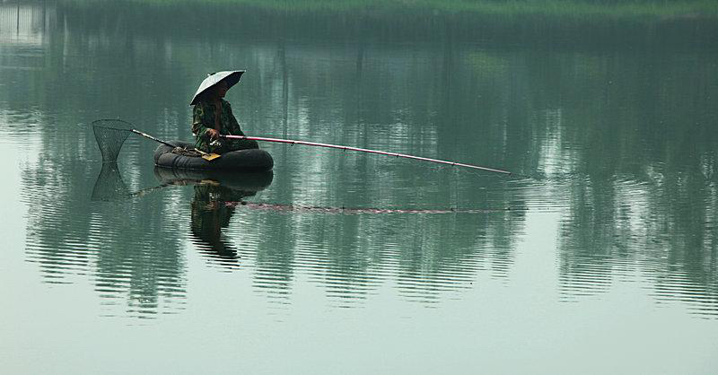 钓叟望湖心揭秘玄机，一竿风影映今期
